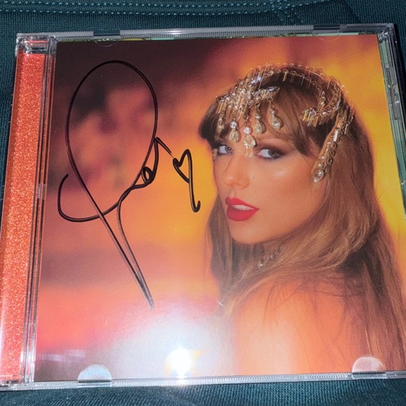 Taylor Swift The Life of a Showgirl Signed CD - Picture 1 of 1